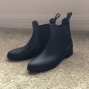 Size 6 black rain boot